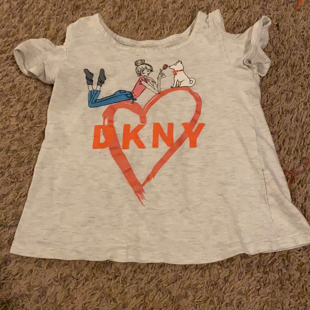 Cute t-shirt with keyhole sleeves